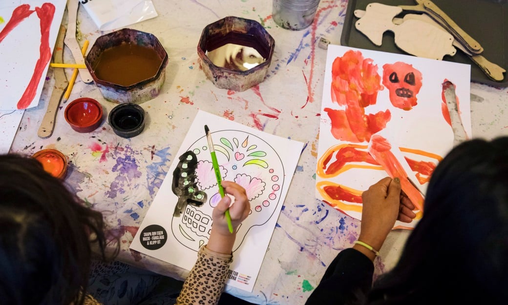 Pyssel i Etnografiska museets verkstad