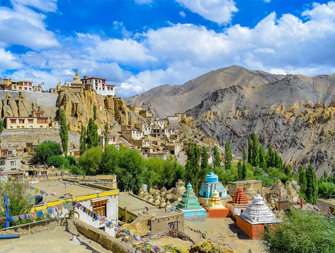 Hus och berg i Ladakh. Fotografi.