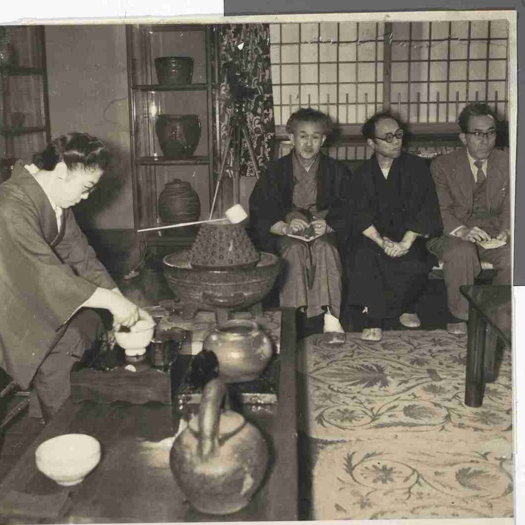 Sōetsu Yanagi (vid fönstret, till vänster) deltar i den första, nyskapande teceremonin som hölls på Nihon Mingeikan 1955.