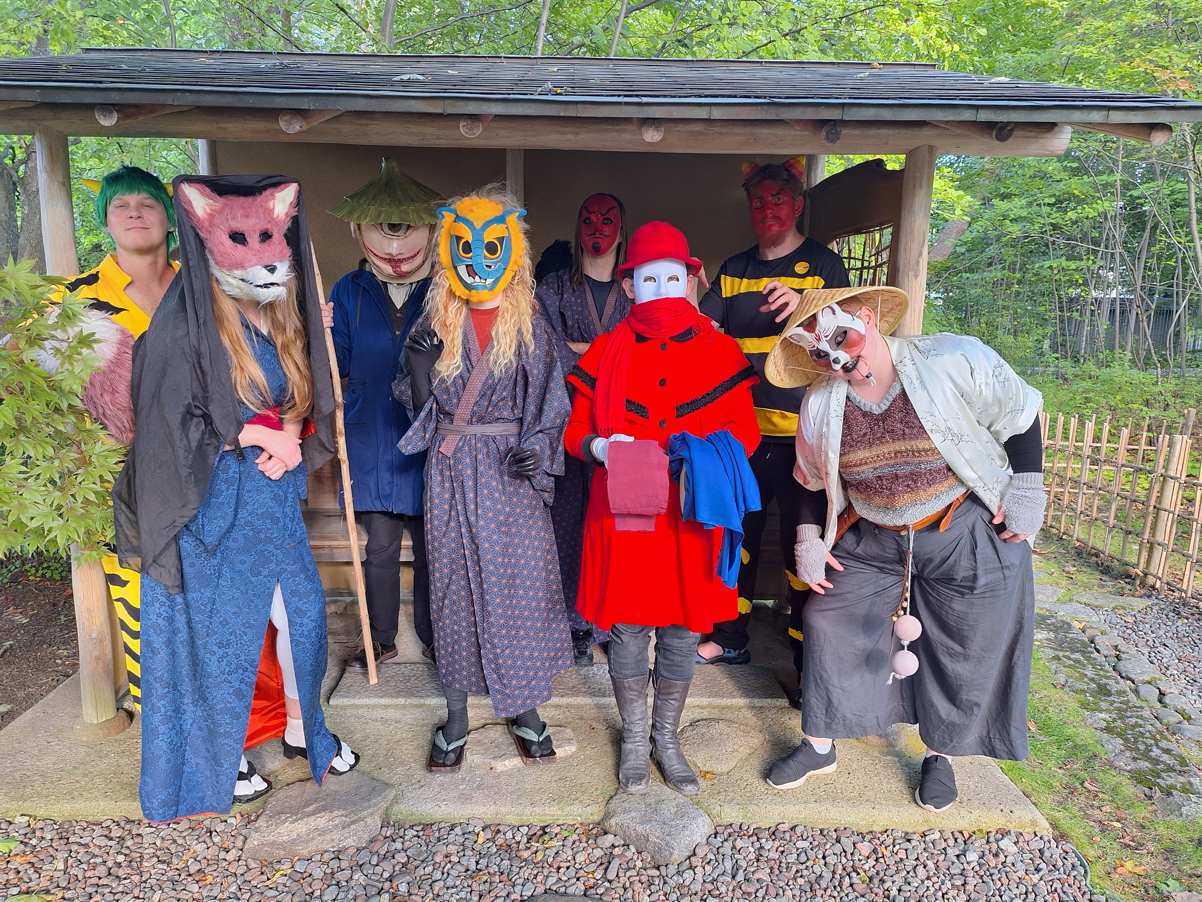 En grupp personer klädda i cosplayoutfits