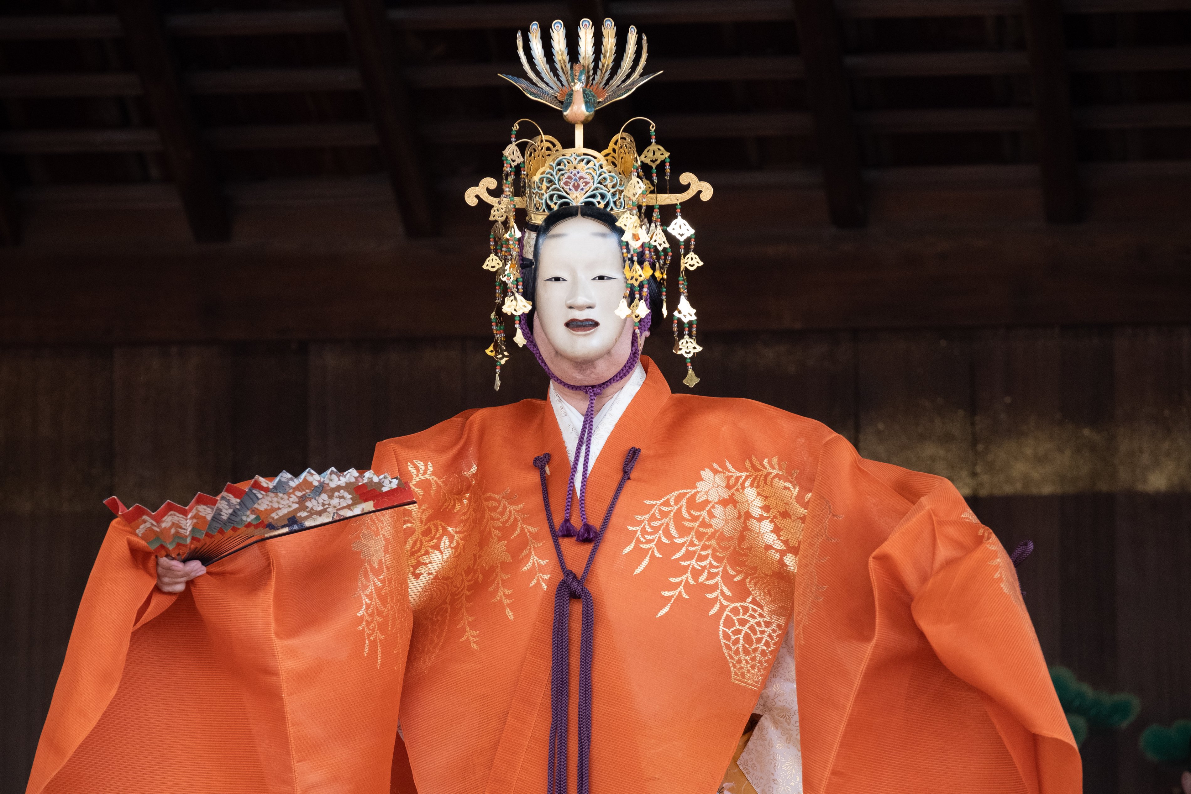 Person som spelar japansk Nohteater, iförd Noh-mask