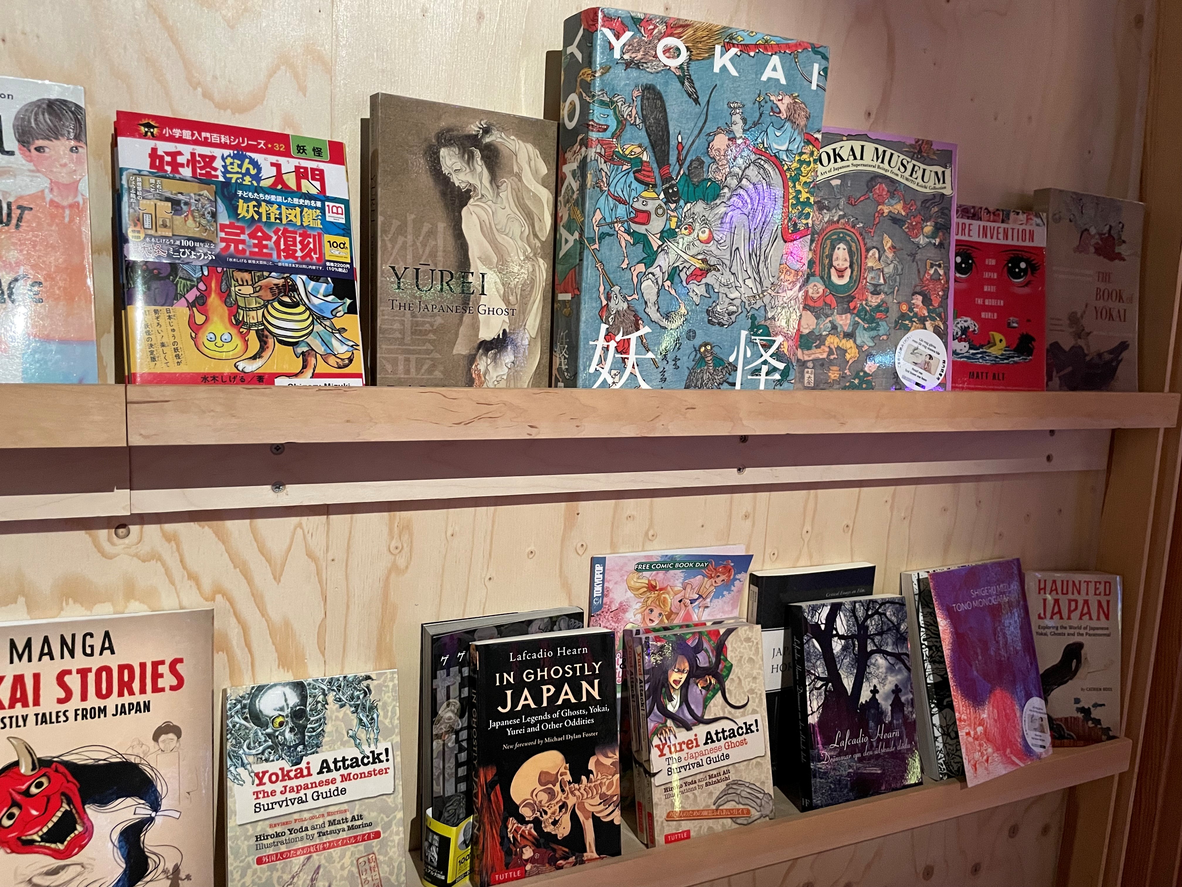 Hylla med japansk litteratur