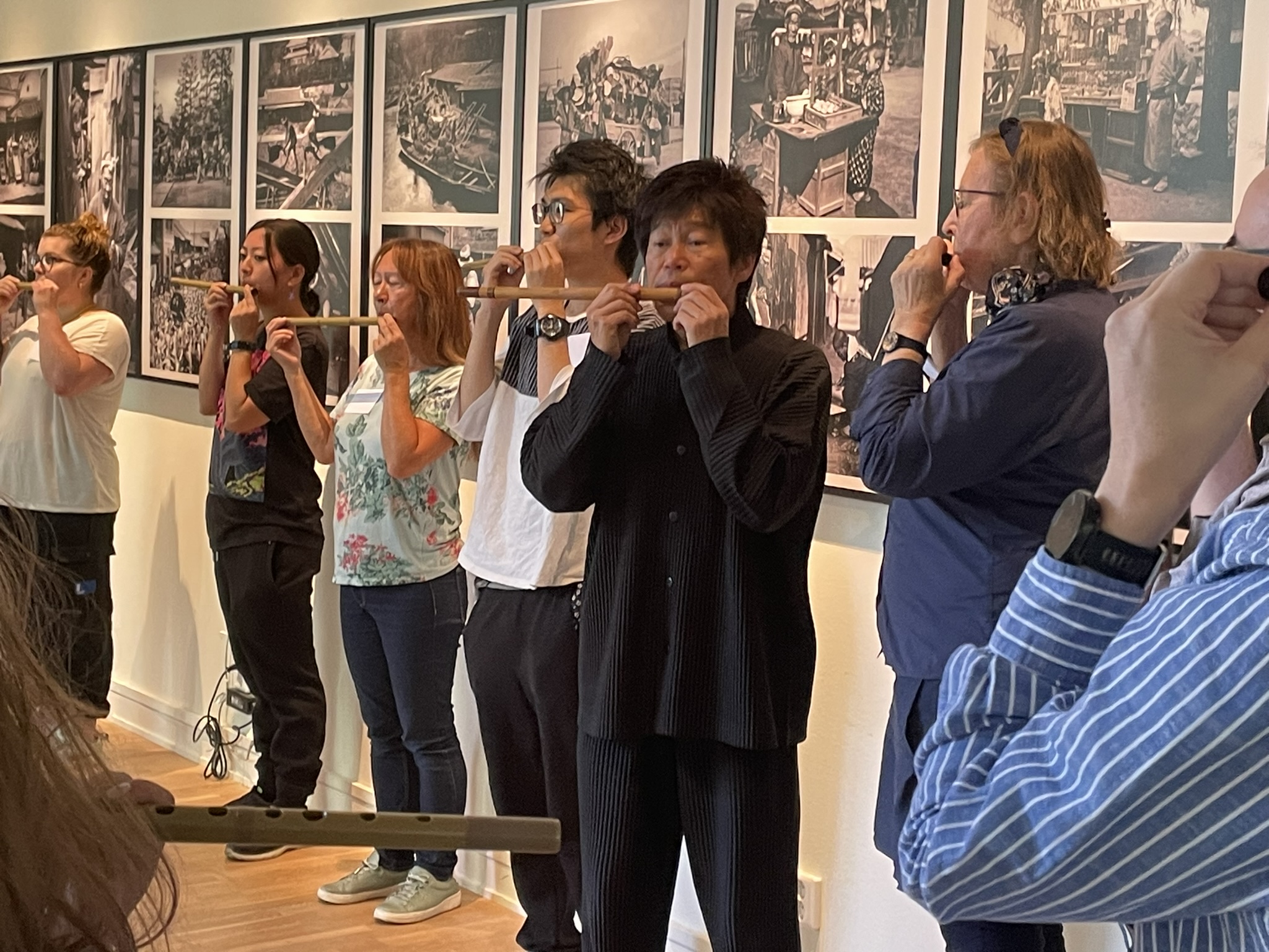 Yasukazu KANO spelar flöjt tillsammans med deltagare vid tidigare workshop