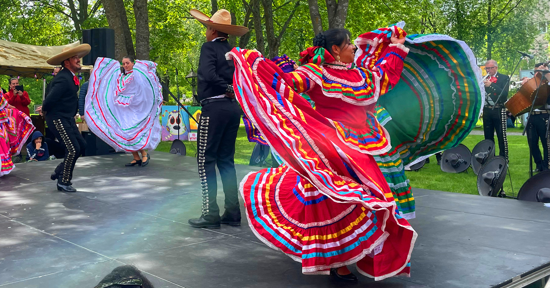 Mexikanska folkdansgruppen Mexico Lindo dansar utanför Etnografiska museet i Stockholm