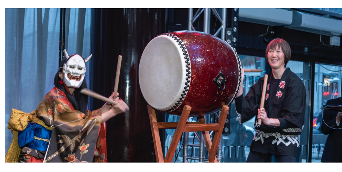 Två personer som spelar taiko-trumma