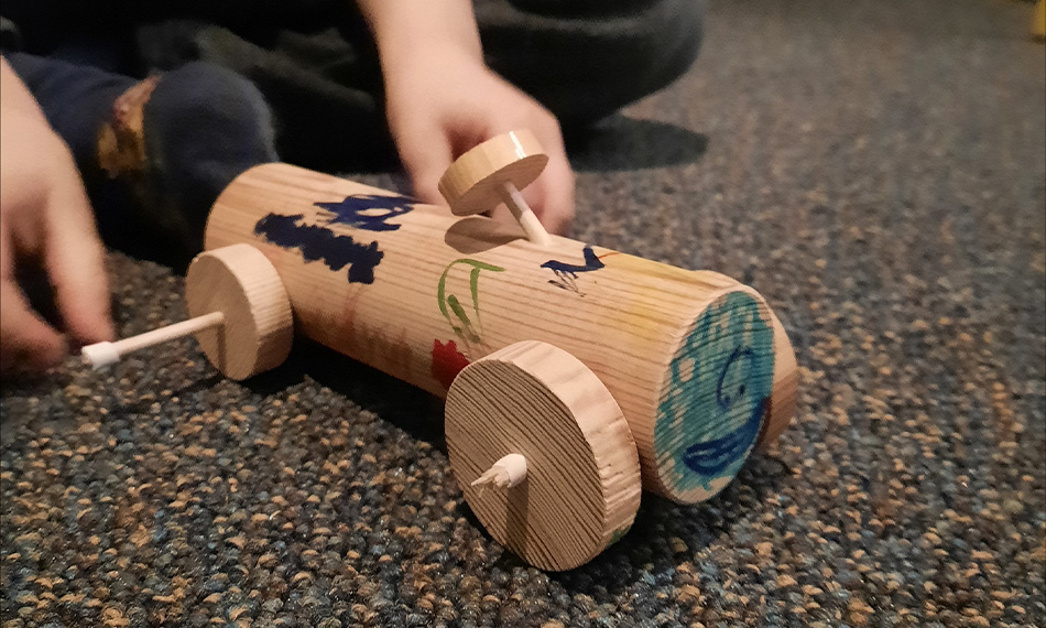 En leksaksbil tillverkad av trä